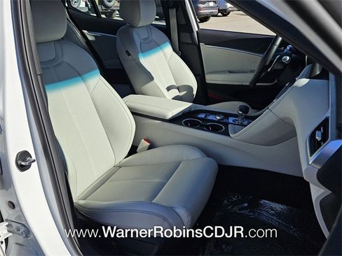 Used 2025 Genesis G70 2.5T image 16