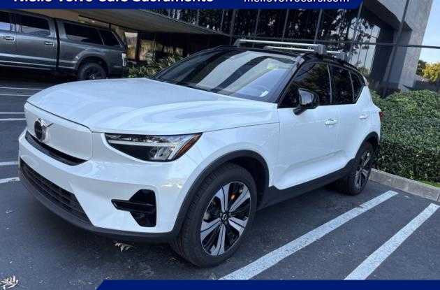 Used 2023 Volvo XC40 Recharge Core w/ Protection Package Premier AWD/4WD image 1