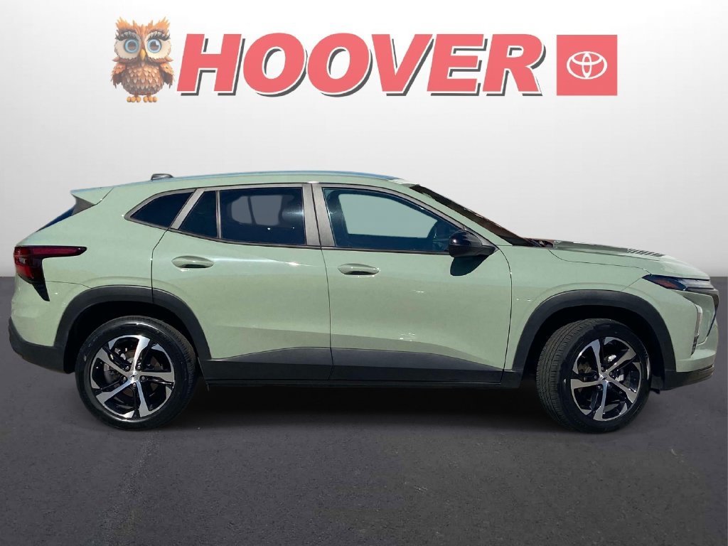 Used 2024 Chevrolet Trax RS w/ Driver Confidence Package FWD image 2