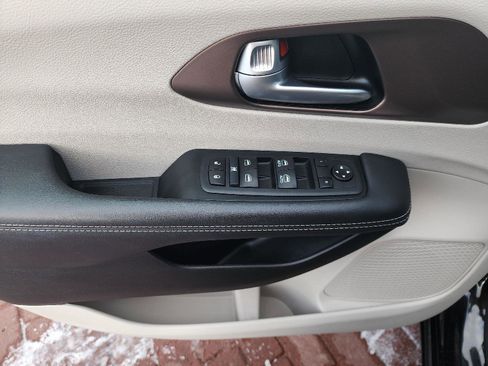 Used 2023 Chrysler Pacifica Touring image 14