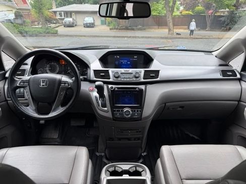 Used 2014 Honda Odyssey Touring Elite image 12
