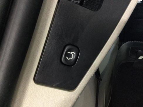 Used 2015 Chrysler Town & Country Touring w/ Driver Convenience Group image 23