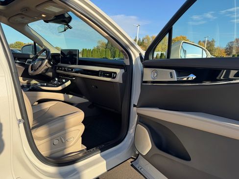 Certified 2023 Lincoln Nautilus Reserve w/ Equipment Group 202A image 12