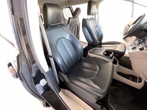 Used 2023 Chrysler Pacifica Touring-L FWD image 24