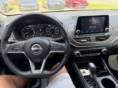 Used 2023 Nissan Altima 2.5 SV FWD image 16