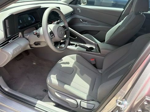 Used 2026 Hyundai Elantra SE FWD image 3