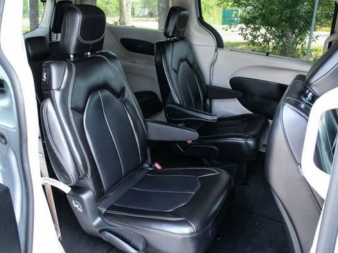 Used 2023 Chrysler Pacifica Touring-L image 35