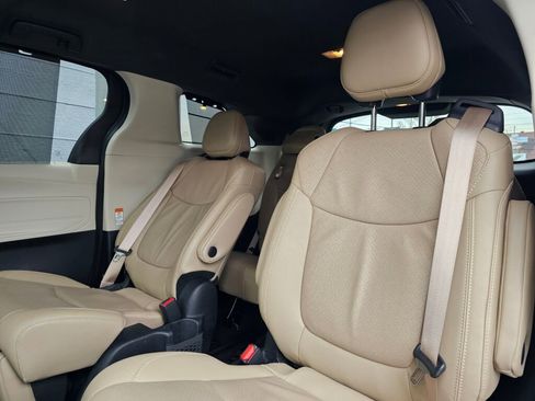 Used 2023 Toyota Sienna Limited AWD/4WD image 19