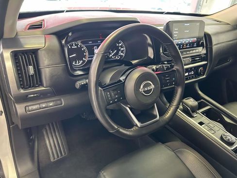 Used 2025 Nissan Pathfinder SL AWD/4WD image 10