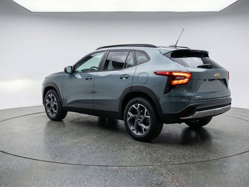 Used 2025 Chevrolet Trax LT w/ LT Convenience Package image 6
