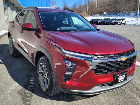 Used 2025 Chevrolet Trax LT w/ Driver Confidence Package image 5