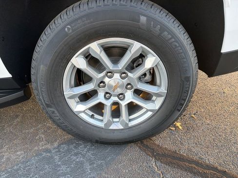 New 2026 Chevrolet Suburban LS image 23