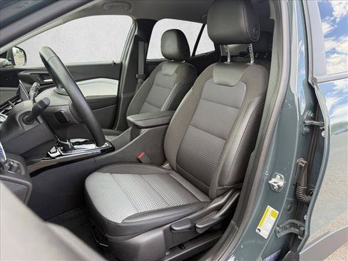Used 2025 Chevrolet Trax LT w/ LT Convenience Package FWD image 11