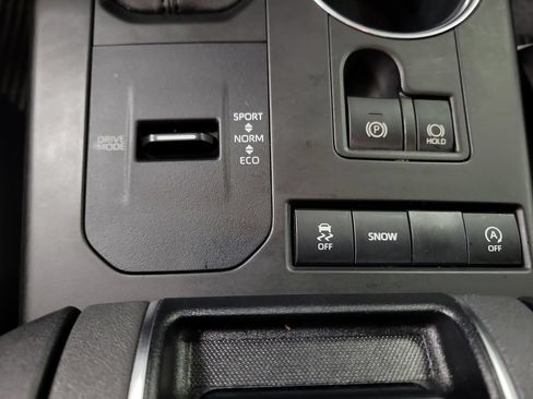 Used 2020 Toyota Highlander XLE FWD image 19