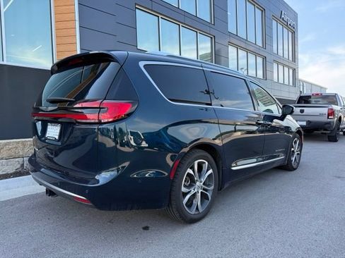 Used 2022 Chrysler Pacifica Pinnacle FWD image 3