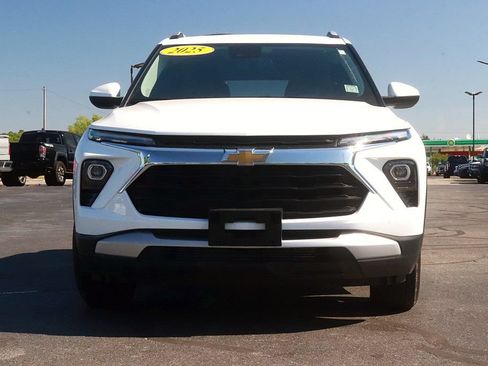 Used 2025 Chevrolet TrailBlazer LT AWD/4WD image 2