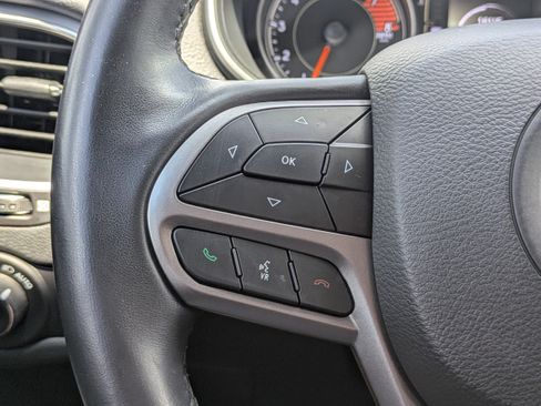 Used 2019 Jeep Cherokee Latitude Plus FWD image 25