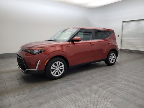 Used 2023 Kia Soul LX image 2
