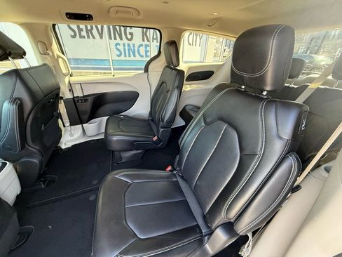 Used 2024 Chrysler Pacifica Touring-L image 30