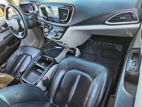 Used 2017 Chrysler Pacifica Touring-L image 21