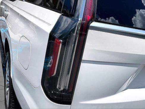 Used 2021 Cadillac Escalade Premium Luxury RWD image 29