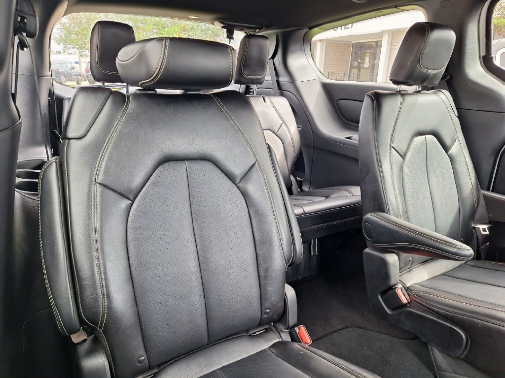 Used 2025 Chrysler Pacifica Select FWD image 12