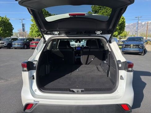 Used 2025 Toyota Highlander XLE AWD/4WD image 11