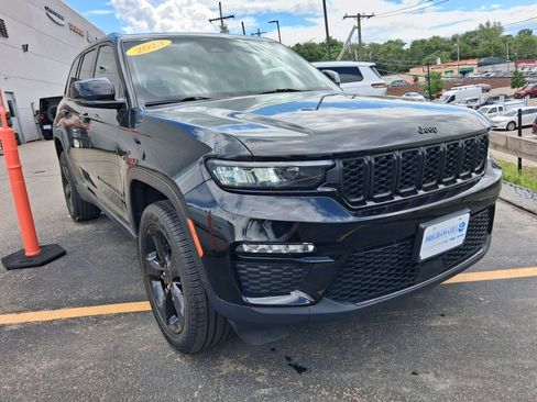 Certified 2023 Jeep Grand Cherokee Overland w/ Luxury Tech Group IV AWD/4WD image 12