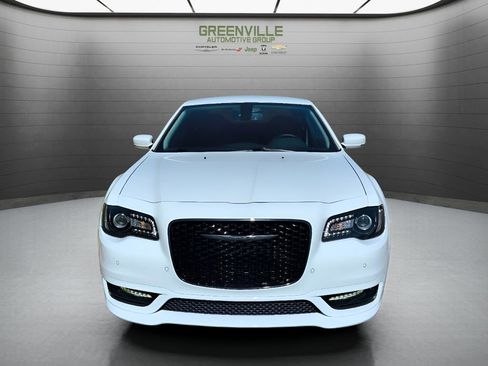 Used 2022 Chrysler 300 Touring L image 9