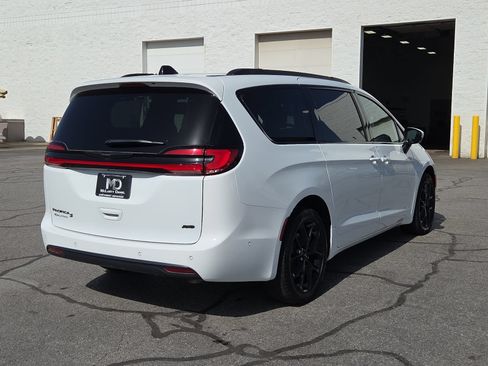 Used 2023 Chrysler Pacifica Touring-L w/ Uconnect Theater Family Group AWD/4WD image 14