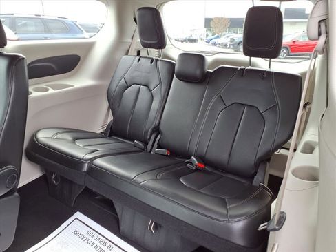 Used 2023 Chrysler Pacifica Touring-L image 21