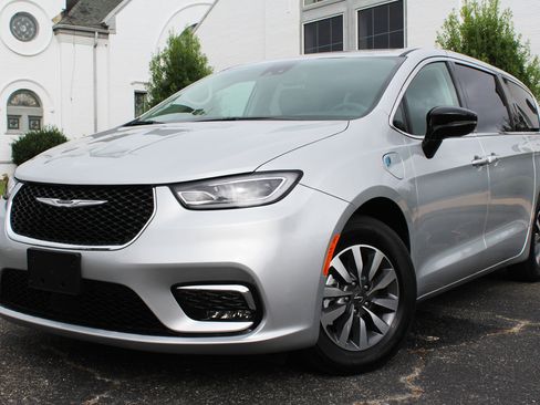 Used 2024 Chrysler Pacifica Select image 1