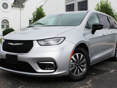 Used 2024 Chrysler Pacifica Select