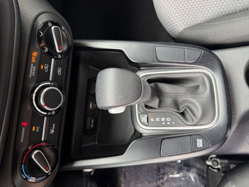 Used 2025 Kia Soul LX w/ LX Technology Package FWD image 38