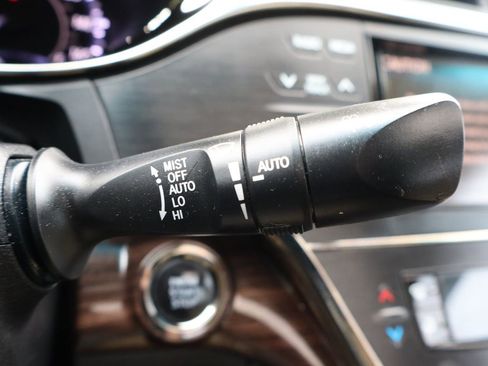 Used 2013 Toyota Avalon Limited image 33