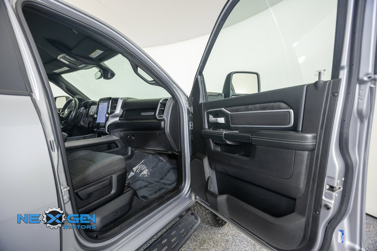 Used 2024 RAM 2500 Big Horn w/ Night Edition AWD/4WD image 40