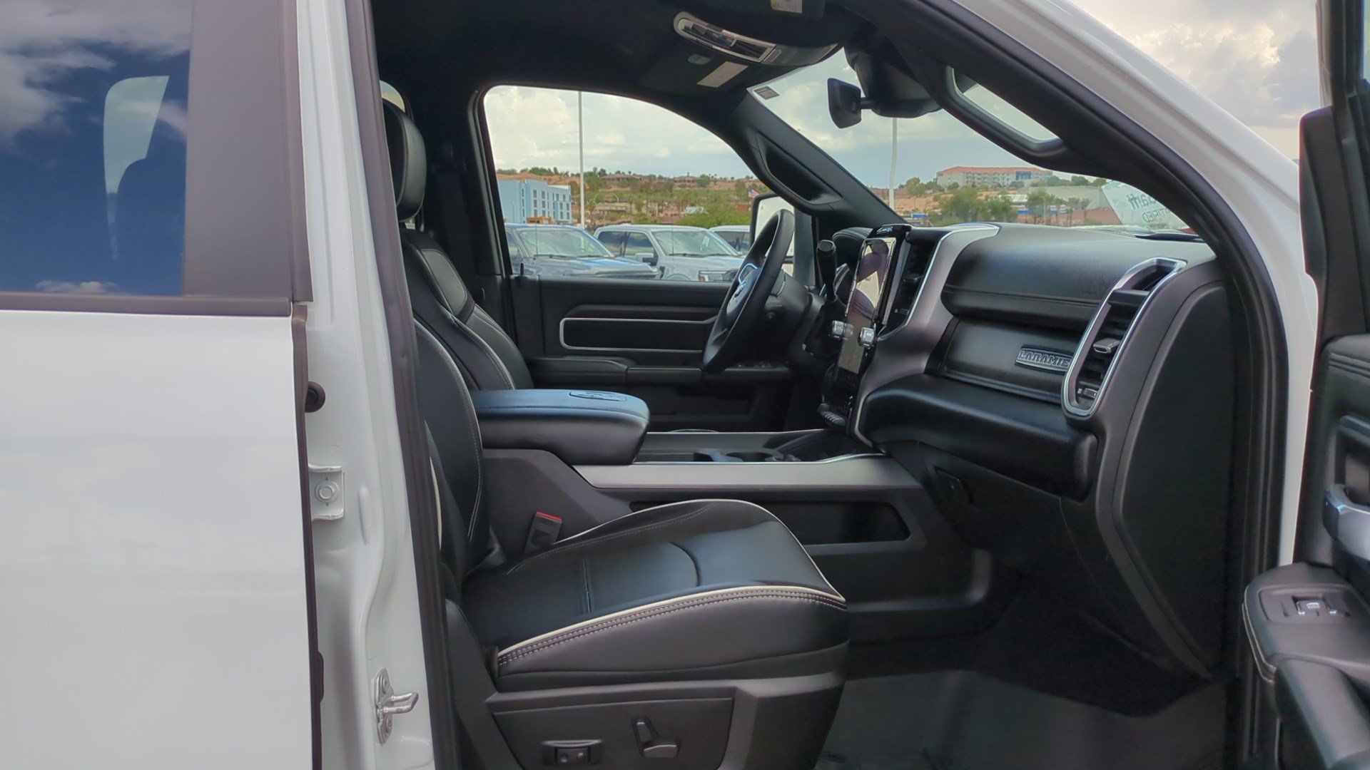 Used 2025 RAM 2500 Laramie AWD/4WD image 31