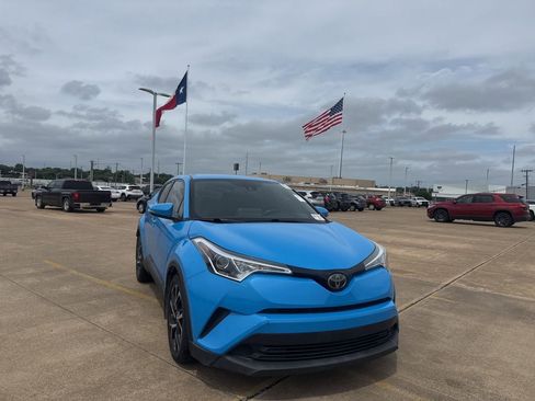 Used 2019 Toyota C-HR XLE FWD image 3