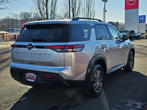 Used 2024 Nissan Pathfinder SV image 5