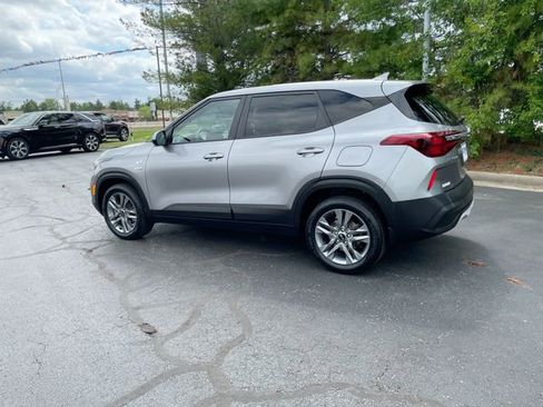 Used 2021 Kia Seltos LX image 3