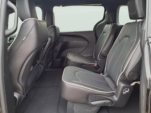 New 2026 Chrysler Pacifica Limited image 8