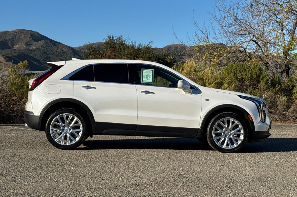 Used 2022 Cadillac XT4 Luxury w/ Driver Awareness Package FWD image 3