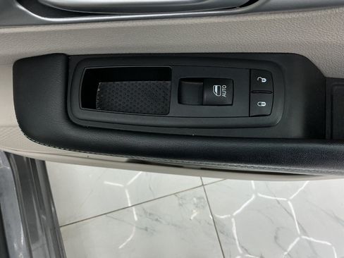 Used 2018 Chrysler Pacifica Touring-L FWD image 41