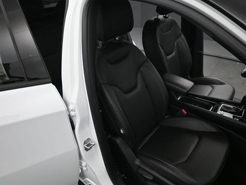 Used 2025 Jeep Compass Limited image 19