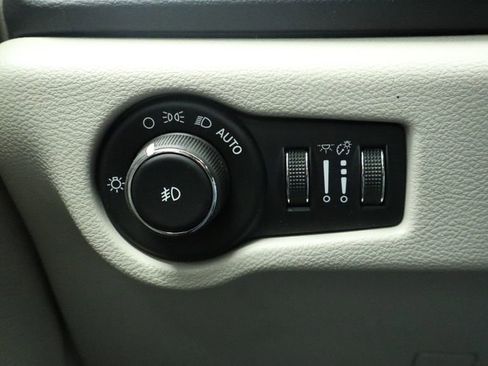 Certified 2017 Chrysler Pacifica Touring-L w/ Tire & Wheel Group image 31