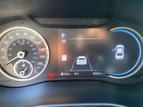 Certified 2025 Genesis G70 2.5T RWD image 33