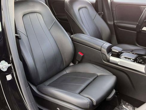 Used 2021 Mercedes-Benz GLB 250 4MATIC w/ Premium Package image 10