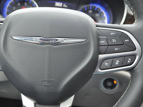 Used 2022 Chrysler Pacifica Limited image 16