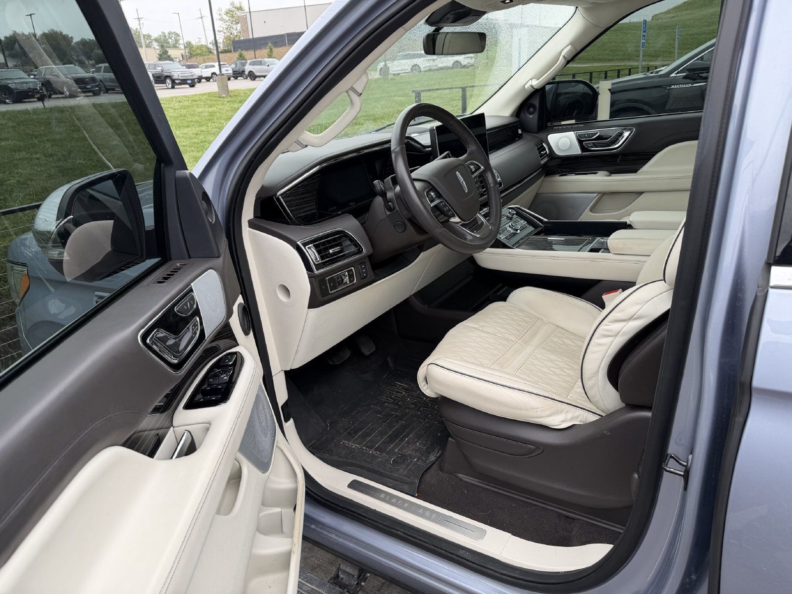 Used 2024 Lincoln Navigator L Black Label AWD/4WD image 5