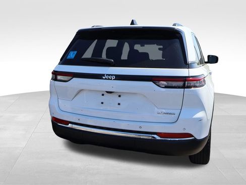 Used 2024 Jeep Grand Cherokee Laredo image 17